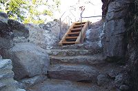 Die in den Fels gehauene Treppe und die nrdliche Auenmauer